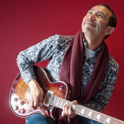 Bob Rose playing electric guitar